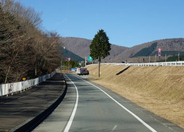 Yamanashi, Japan - 1 Ocak 2016. Dağ yolu: Yamanashi, Japan görünümünü.