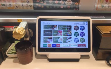 Tokyo, Japonya - 1 Ocak 2016. Sipariş suşi tarafından tablet vasıl Restoran Tokyo, Japonya.