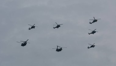 Singapur - 4 Temmuz 2015. 50 yıl ulusal gün Golden Jubilee Singapur Singapur ellinci yıldönümü için gökyüzü Fighter uçak sinek.