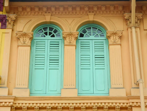 Colorful Windows Old Building Chinatown Singapore — Stock Photo, Image