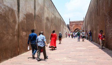 Agra, Hindistan - 13 Temmuz 2015. İnsanlar Agra Kalesi, dünya mirası sit alanı ziyaret edin. Kale Mughals tarafından inşa edilmiş, Agra, Hindistan duvarlı bir şehir olarak daha doğru bir şekilde tarif edilebilir.