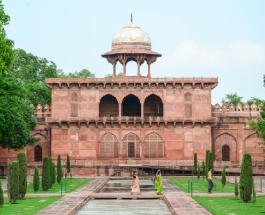 Agra, Hindistan - 13 Temmuz 2015. Agra, Hindistan Taj Mahal kapısında insanlar. Dünyanın en ünlü yapılarından birini ve Indias zengin tarihi sembolü olduğunu.