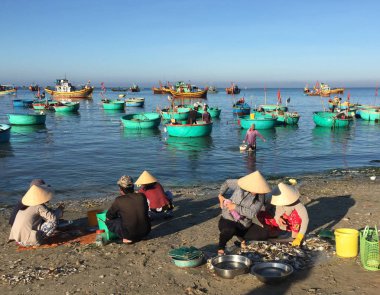 Phan Thiet, Vietnam - 19 Mar 2016. Phan Thiet, Vietnam için balıkçı köyü'nde balık satan insanlar.