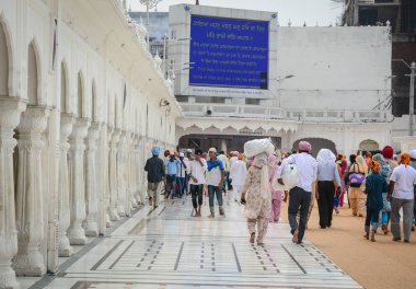 Amritsar, Hindistan - 25 Temmuz 2015. Hint insanlar Amritsar, Hindistan altın tapınağı ziyaret edin. Amritsar 1577 dördüncü Sih guru tarafından kuruldu..