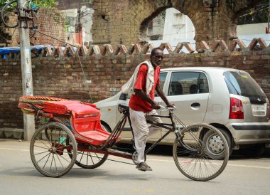 Amritsar, Hindistan - 25 Temmuz 2015. Bir adam sürme çekçek sokakta Amritsar, Hindistan.