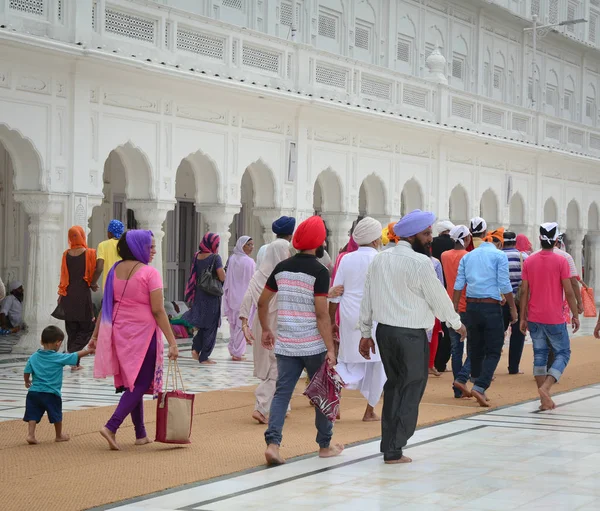 Amritsar, Hindistan - 25 Temmuz 2015. Altın tapınak Amritsar, Hindistan, Hint insanlar.