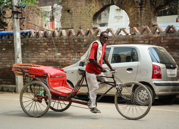 Αμριτσάρ Ινδία Ιουλ 2015 Ένα Rickshaw Ιππασίας Άνθρωπος Στην Οδό — Φωτογραφία Αρχείου