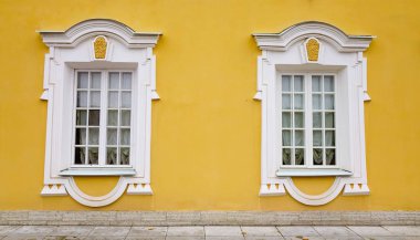 Saint Petersburg, Rusya'nın Windows yallow ile duvar.