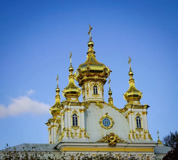 Topo Edifício Dourado Sob Céu Azul São Petersburgo Rússia — Fotografia de Stock