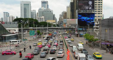 Bangkok, Tayland - 31 Temmuz 2015. Trafik trafik tıkanıklığı Bangkok, Tayland şehir merkezinde işlek bir yolda yaklaşıyor. Her yıl bir tahmini 150.000 yeni araçların Bangkok ağır kalabalık yollar katılmak.