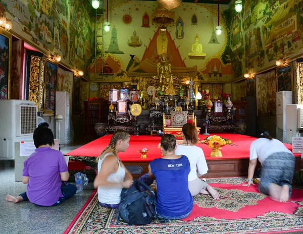 バンコク タイ王国 2015 バンコク タイの仏教寺院で膝の上の祈りの人々 — ストック写真