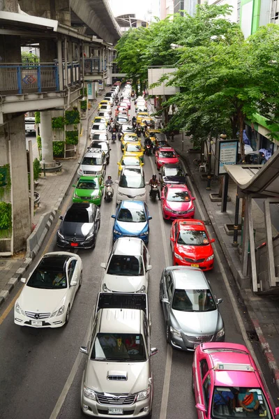 バンコク タイ王国 2015 市内での忙しい道路上の車は バンコク タイでセンターします 毎年推定 150 000 新車参加バンコクの重く混雑した道路 — ストック写真