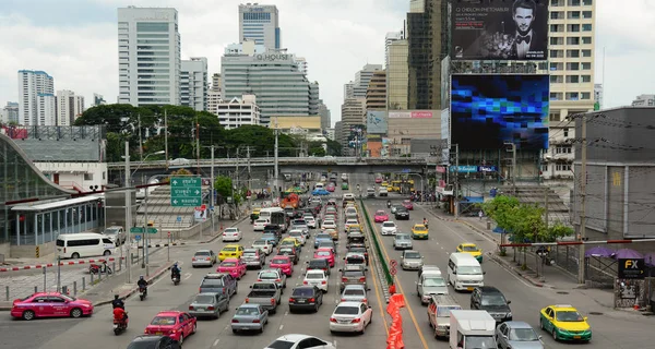 バンコク タイ王国 2015 トラフィックは 賑やかなバンコク市内中心部の交通渋滞を近づきます 毎年推定 150 000 新車参加バンコクの重く混雑した道路 — ストック写真