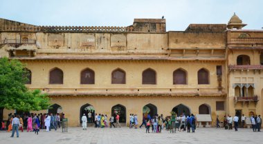 Jaipur, Hindistan - 28 Temmuz 2015. İnsanlar Amber Fort ziyaret edin. Kalenin içinde Amer, Jaipur, Rajasthan eyalet, Hindistan dan 11 kilometre yer alır.