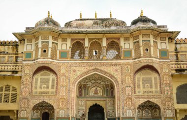 Amber Fort ana binasında. Kalenin içinde Amer, Jaipur, Rajasthan eyalet, Hindistan dan 11 kilometre yer alır.