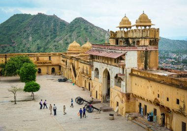 Jaipur, Hindistan - 28 Temmuz 2015. İnsanlar Amber Fort ana kapısında. Kalenin içinde Amer, Jaipur, Rajasthan eyalet, Hindistan dan 11 kilometre yer alır.