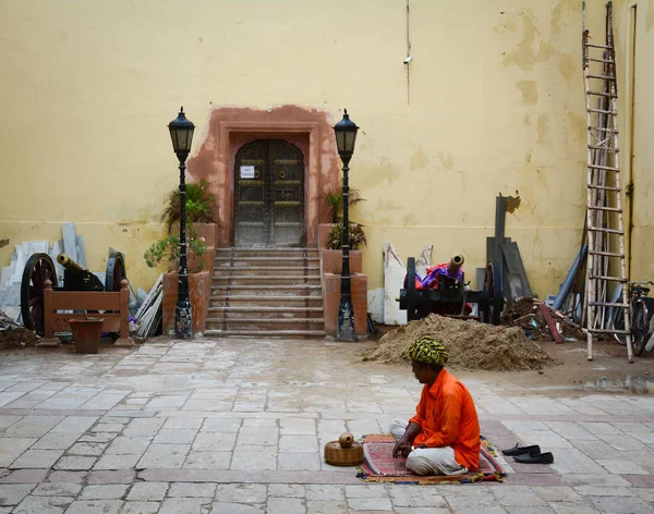 Jaipur Índia Julho 2015 Homem Sentado Rua Jaipur Índia Jaipur — Fotografia de Stock