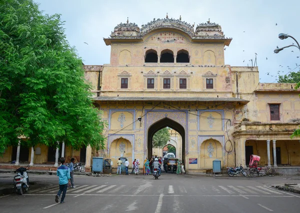 ジャイプール インド 2015 ジャイプール インドのジャイプール博物館のゲートの人 ジャイプール ピンクの都市として知られている インドの主要な観光地 — ストック写真