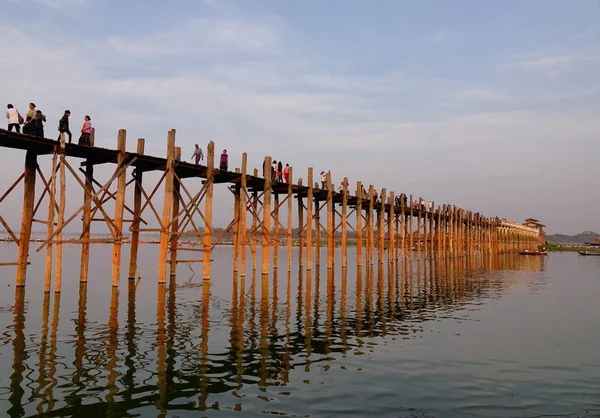 Mandalay Myanmar Februar 2016 Menschen Die Auf Der Ubein Brücke — Stockfoto