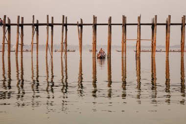 Mandalay, Myanmar - 20 Şubat 2016. Ubein köprüde batımını Mandalay, Myanmar içinde turistler.