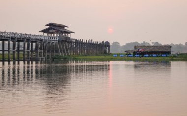Mandalay, Myanmar Ubein Köprüsü ile göl sahne. Ubein yaklaşık 1850 inşa edilmiştir ve dünyanın en eski ve en uzun teakwood köprü olduğuna inanılır.