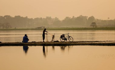 Mandalay, Myanmar gölde balık yakalamak insanlar.