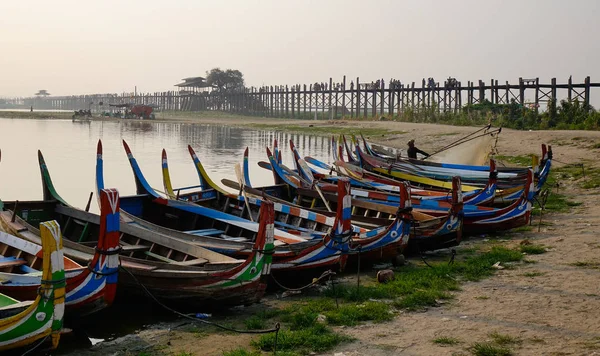 Mandalay Myanmar Göl Kenarında Bekleyen Geleneksel Ahşap Tekneler — Stok fotoğraf
