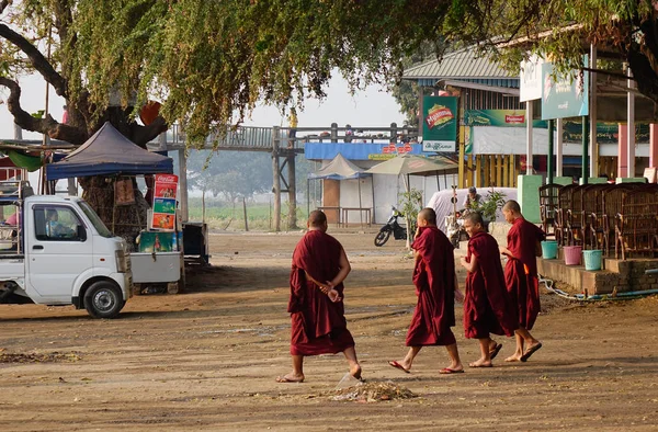 Mandalay Myanmar Feb 2016 Burmese Monks Walking Rural Road Mandalay — Stock Photo, Image