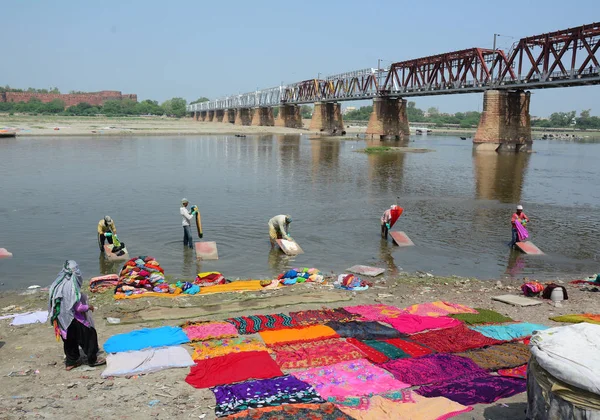Agra India Jul 2015 People Washing Drying Cloth Sandy Banks — Stock Photo, Image
