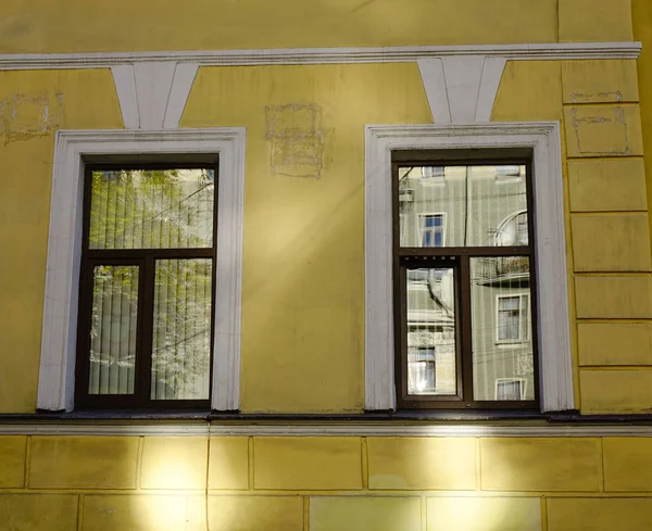 White Windows Old Building Saint Petersburg Russia — Stock Photo, Image