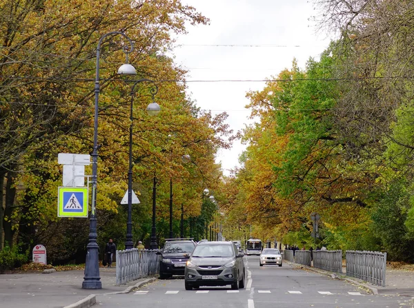 モスクワ ロシア連邦 2016 モスクワ ロシアの秋で路上の車 — ストック写真