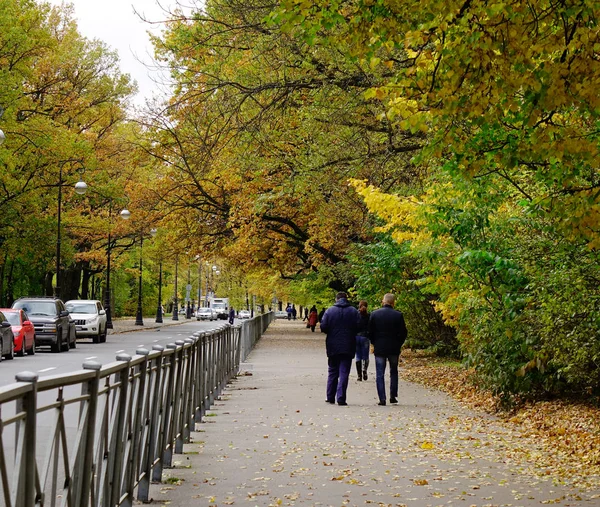 Moskou Rusland Okt 2016 Mensen Lopen Straat Herfst Moskou Rusland — Stockfoto