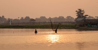 Mandalay, Myanmar Ubein bridge yakınındaki gölde balık yakalamak insanlar.
