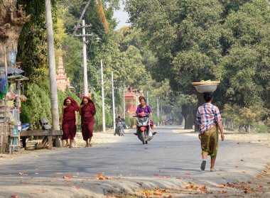 Yangon, Myanmar - 21 Şubat 2016. Yangon, Myanmar sokakta yürüyen insanlar. Yangon Myanmar eski başkenti ve Yangon bölgesinin başkentidir.