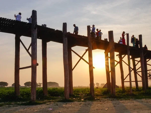 Mandalay Myanmar Feb 2016 People Walking Ubein Bridge Sunset Mandalay — Stock Photo, Image
