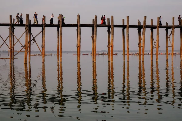 Mandalay Myanmar Feb 2016 Menschen Auf Der Ubein Brücke Mandalay — Stockfoto