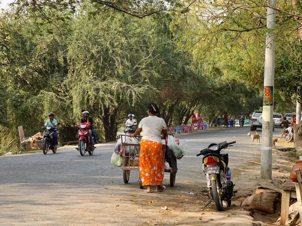 Yangon Myanmar Feb 2016 Woman Cart Street Yangon Myanmar — Stock Photo, Image