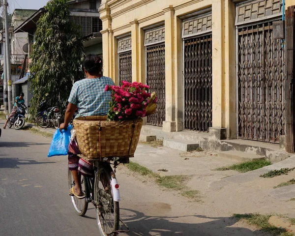 Mandalay Myanmar Februari 2016 Een Vrouw Met Bloemen Fiets Straat — Stockfoto