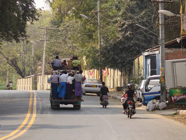 Mandalay Myanmar Febbraio 2016 Persone Veicoli Che Circolano Strada Mandalay — Foto Stock