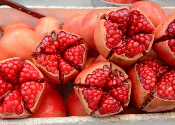 Bovenaanzicht Van Rijpe Granaatappel Vruchten Splitsen Open Onthullen Van Clusters — Stockfoto