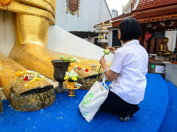バンコク タイ王国 2015 バンコクのワット マハタートで彼女はひざまずいて祈る女性 — ストック写真