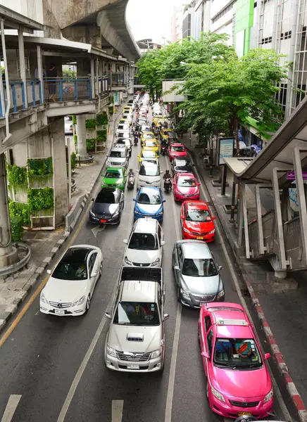 Bangkok Tailandia Jul 2015 Tráfico Acerca Atasco Una Carretera Concurrida —  Fotos de Stock