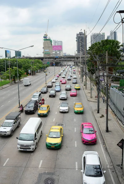 バンコク タイ王国 2015 バンコクの市内中心部の混雑した道を走る車 毎年推定 150 000 新車参加バンコクの重く混雑した道路 — ストック写真