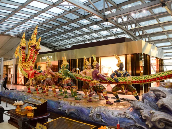 泰国曼谷 2015年7月31日 在素万那普国际机场 泰国的神雕像 素万那普国际机场是为曼谷服务的两个国际机场之一 — 图库照片