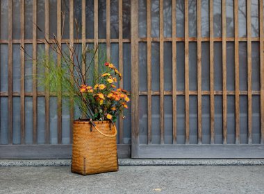 Ahşap kapı önünde çiçek sepeti 