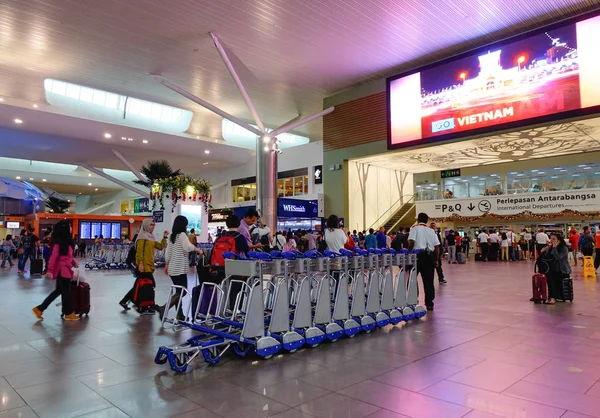 Куала Лумпур Малайзия Декабря 2015 Тележки Зале Вылетов Международного Аэропорта — стоковое фото