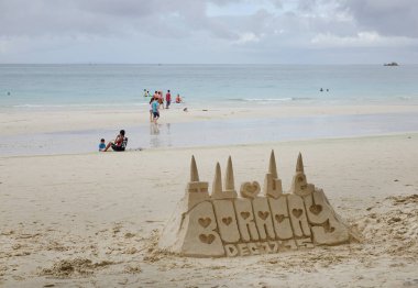 Boracay, Filipinler - 17 Aralık 2015. Kumdan kale tropikal beyaz kum plaj Boracay, Filipinler.