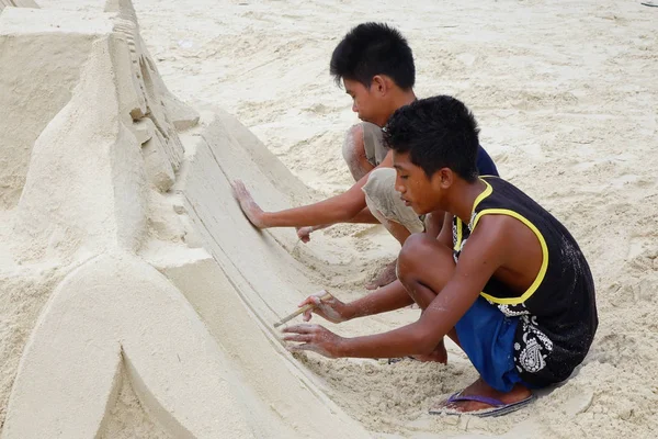 Boracay Fülöp Szigetek Dec 2015 Filippínó Fiúk Hogy Homok Várak — Stock Fotó