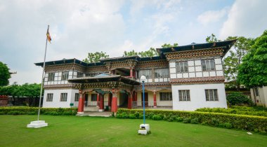 Bodhgaya, Hindistan - 9 Temmuz 2015. Renk resim sergisi geleneksel Bhutan Budist ev Bodhgaya, Hindistan.