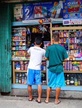 Manila, Filipinler - 20 Aralık 2015. Gecekondu bölgesi Manila, Filipinler, tütün satın insanlar. Manila Filipinler yaşam standardı çok güçlü kontrastlı başkentidir.
